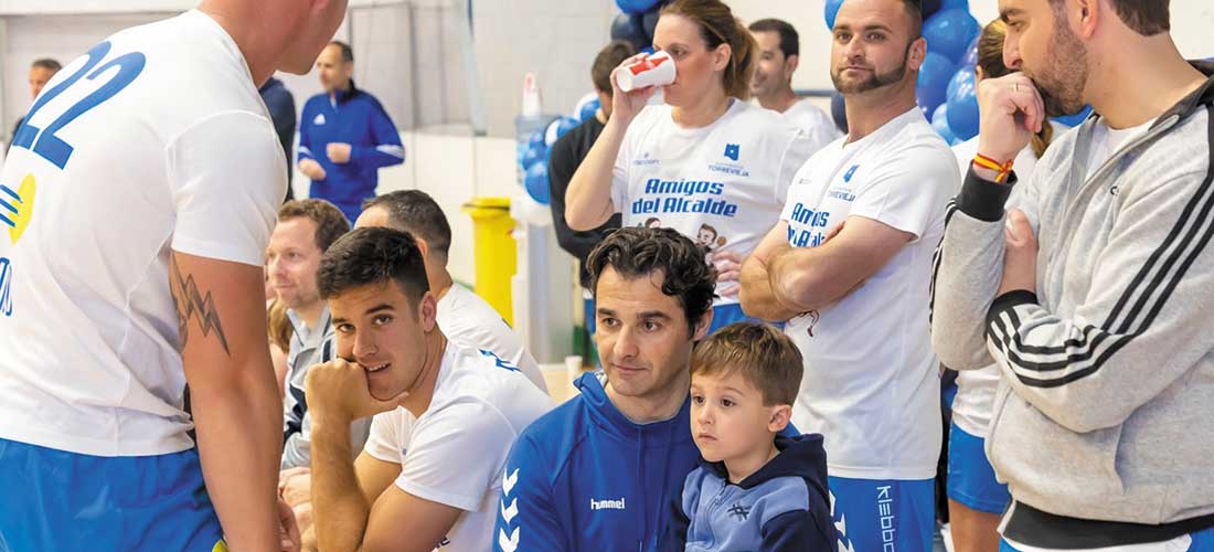 El partido solidario de amigos del Cura y el alcalde recaudó 5.000 euros para Apanee y Gaex