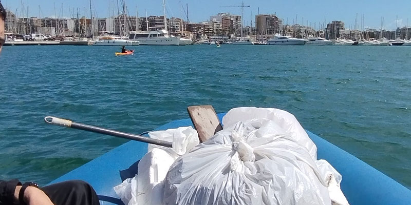 Los miembros del equipo de Dragón-Boat del RCN Torrevieja continúan con la actividad medioambiental de recogida de residuos por la bahía
