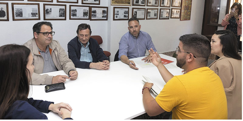 El diputado del pspv Rafael Simó se reúne  con el comité de empresa del hospital