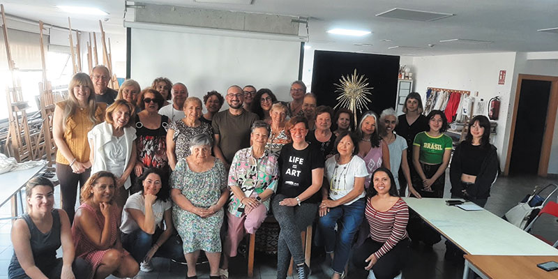 Acercamiento a las técnicas de dorado en la Escuela de Pintura a cargo de Carmelo Navarro