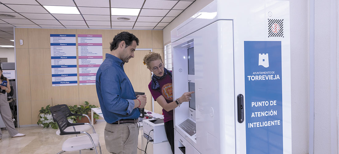 El primer ciberkiosco instalado  en la entrada al Ayuntamiento