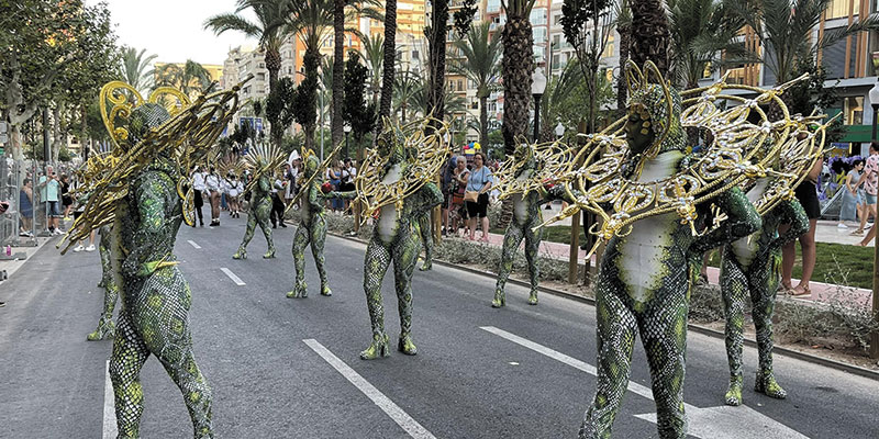 va3370-carnaval1 Gran representación de Torrevieja en el Desfile Folklórico de las Hogueras de Alicante