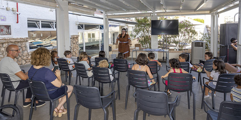 Presentado en el Club Náutico el libro infantil «Raulete,  un superhéroe diferente» de Naiara González