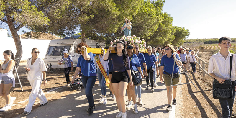 Las Fiestas de La Mata arrancaron con la romería de la Virgen del Rosario
