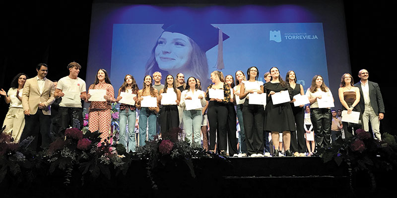 El Ayuntamiento reconoce a 103 jóvenes de Torrevieja su esfuerzo y superación con los premios de excelencia académica