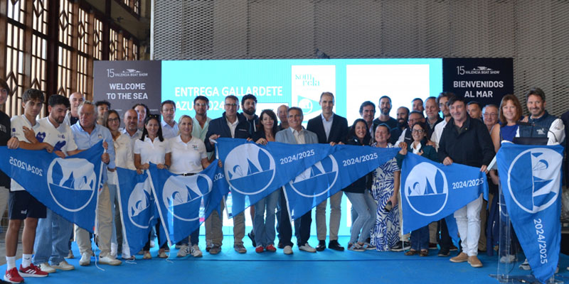 La Escuela de Vela del RCN de Torrevieja  recibe el Gallardete Azul de ADEAC