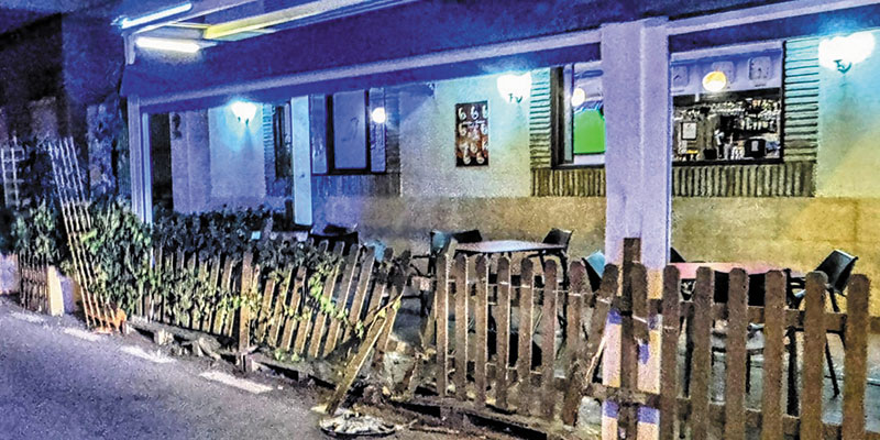 va3383-furgoneta Una furgoneta impacta con la terraza de un bar y se da a la fuga