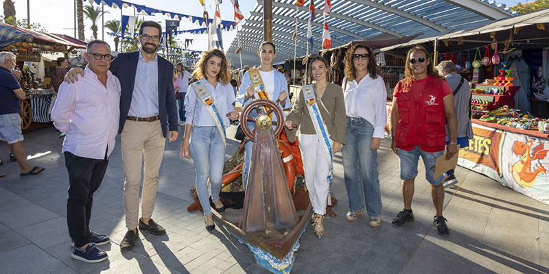 va3386-mercado Gran ambientación en el mercado marinero