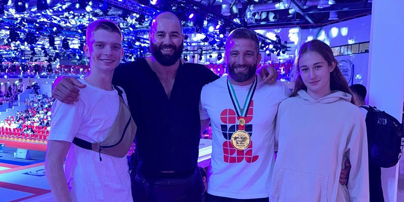 va3390-yuri-ok-con-campeones Yuri Pashkovich, campeón del Mundo Máster de Jiu Jitsu en Abu Dhabi