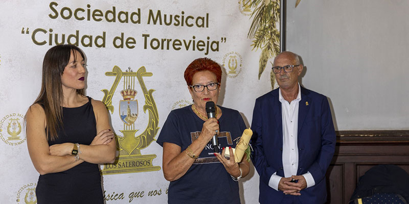 va3391-los-salerosos Lola Velilla y Francisco Rodríguez galardonados con el Escudo de Oro de Los Salerosos