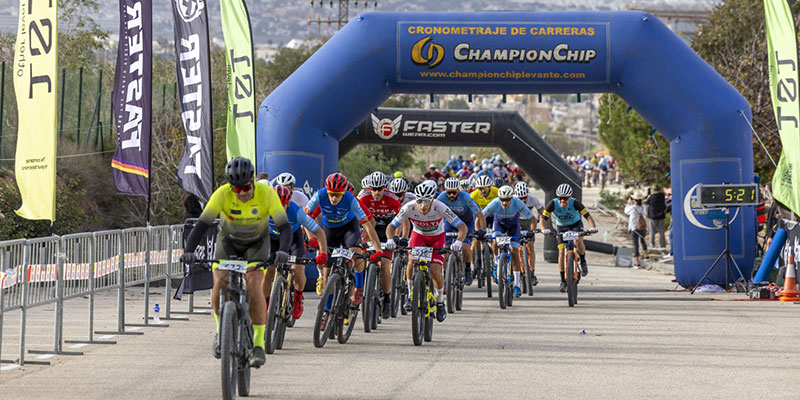 va3391-vuelta Ismael Sánchez y Lidia Moreno ganaron la XI Marcha Laguna de La Mata