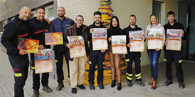 va3394-apanee Los bomberos recibieron el calendario solidario de Apanee 2025