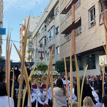 va3400-ALELUYAS Procesión del Encuentro en el Domingo de Resurrección en Torrevieja, con la tradicional lluvia de ‘aleluyas’ y la participación de cofradías y fieles