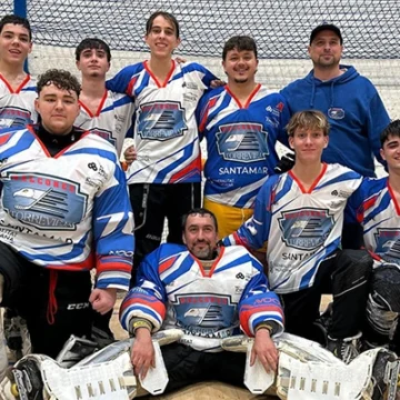Equipo sénior A de los Halcones de Torrevieja posando en la pista de hockey línea con su equipación blanquiazul antes del partido contra Llops de Villarreal en la Liga Autonómica Valenciana.