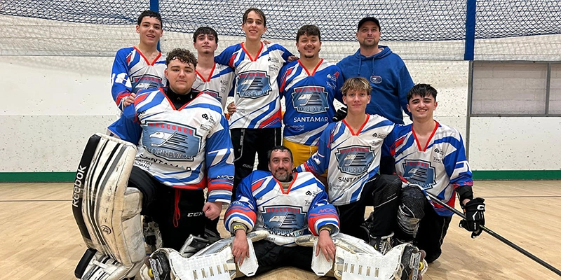 VA3400-HALCONES Equipo sénior A de los Halcones de Torrevieja posando en la pista de hockey línea con su equipación blanquiazul antes del partido contra Llops de Villarreal en la Liga Autonómica Valenciana.