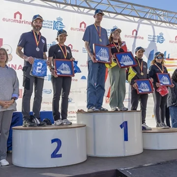 va-3400-RCNT 1 Entrega de premios del Campeonato Europeo de Clase Europa y la Copa de España de vela en el Real Club Náutico de Torrevieja, con los ganadores en el podio junto a organizadores y autoridades deportivas