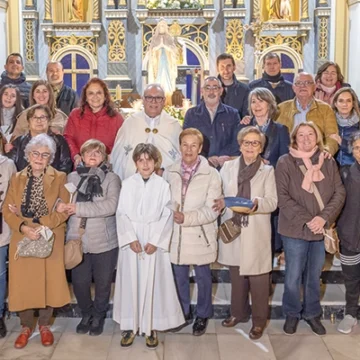 va3400-lourdes-antorchas Procesión de antorchas en honor a la Virgen de Lourdes en Torrevieja, con fieles recorriendo la Plaza de la Constitución tras la misa solemne en la Parroquia de la Inmaculada Concepción
