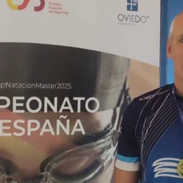 club natacion nikolai Nikolai Voronin, nadador del Club Natación Torrevieja, posa con sus medallas tras ganar cuatro oros y batir un récord de España en el Campeonato de España Máster en Oviedo