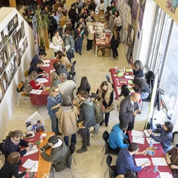 Vista general de la I Feria de Empleo por la Inclusión en Torrevieja, con múltiples stands de entidades y empresas, así como asistentes participando en entrevistas y talleres
