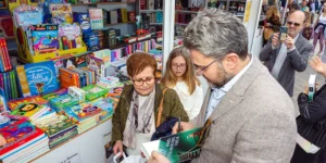Imagen de la Feria del Libro de Torrevieja en su pasada edición, con el escritor Máxim Huerta firmando ejemplares en el Paseo Vista Alegre