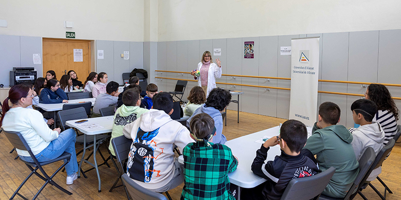 va-3401-ciencia La neurocientífica María Luisa Molina Gallego imparte un taller sobre el funcionamiento del cerebro a un grupo de niños en el Centro Cultural Virgen del Carmen, como parte de una iniciativa de la Universidad de Alicante para fomentar el interés por la ciencia y visibilizar el papel de la mujer en la investigación