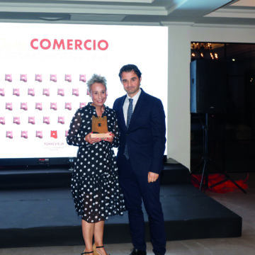 va3401-camen-garcia Carmen García recibe un reconocimiento en 2022 de manos del alcalde Eduardo Dolón durante la Gala del Comercio y Sectores Productivos de Torrevieja