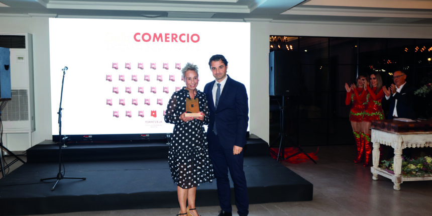 va3401-camen-garcia Carmen García recibe un reconocimiento en 2022 de manos del alcalde Eduardo Dolón durante la Gala del Comercio y Sectores Productivos de Torrevieja