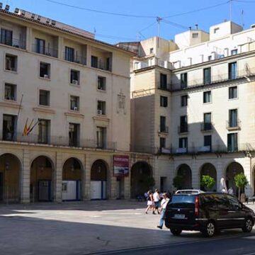 va3399-Alacant,_plaça_de_l'Ajuntament La Audiencia de Alicante condena a 22 años y medio de prisión a un hombre acusado de asesinar a su pareja en Torrevieja