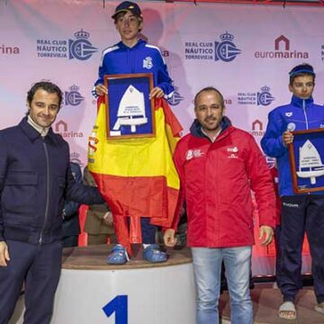 va3399-optimist1 Mehmet Erkut Budak, campeón de la Euromarina Optimist Torrevieja 2025Principio del formulario