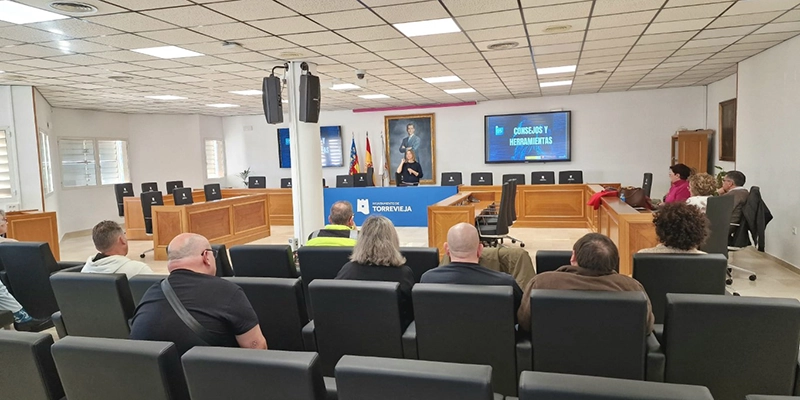 va3400-CIBERATAQUES Charla sobre ciberseguridad impartida en el Salón de Plenos del Ayuntamiento de Torrevieja, organizada por INCIBE y dirigida por Victoria Majadas, con asistencia de ciudadanos interesados en protegerse de ciberataques y ciberdelitos
