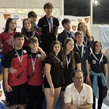 Nadadores del Club de Natación Imás de Torrevieja posando con sus medallas tras su éxito en el Campeonato Autonómico Infantil y Cadete de Natación con Aletas en Elche