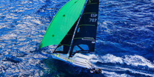 Embarcación de vela ligera compitiendo en aguas abiertas durante una regata