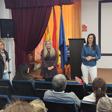 va3401-LA UNIDAD DE PREVENCIÓN COMUNITARIA DE CONDUCTAS ADICTIVAS (UPCCA) DEL AYUNTAMIENTO COMIENZA LAS ACTUACIONES EN TODOS LOS IES DEL PROGRAMA DE PREVENCIÓN UNIVERSAL ESCOLAR 1 Charla de formación en prevención de conductas adictivas en un instituto de Torrevieja, con la participación de la concejal de Salud Pública, Rosa Cañón, y docentes