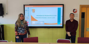 Presentación del programa de prevención de adicciones ‘Juego de Llaves’ en un instituto de Torrevieja, con representantes de Proyecto Hombre y la UPCCA