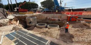 Obras en marcha para la instalación de separadores hidrodinámicos en el puerto de Torrevieja, con maquinaria y operarios trabajando en el sistema de filtrado de aguas pluviales para mejorar la sostenibilidad y protección costera