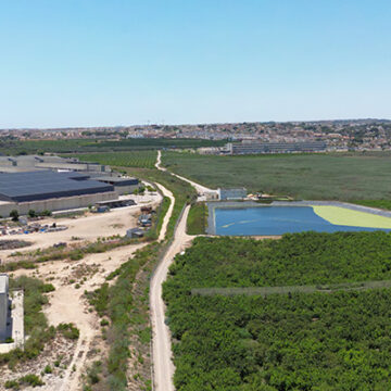 default Vista aérea de la finca La Ceñuela en Torrevieja, mostrando terrenos, zonas verdes y áreas urbanizadas en desarrollo