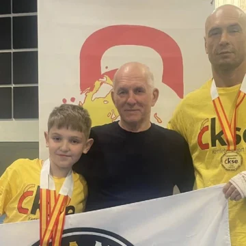 va3401-lucha mano a mano ok Konstantinos Dodokhov y Pavel Pervakov, del Club de Lucha ‘Mano a Mano’, posan con su entrenador Vladimir Frolushkin y las medallas obtenidas en el Campeonato de España de Halterofilia