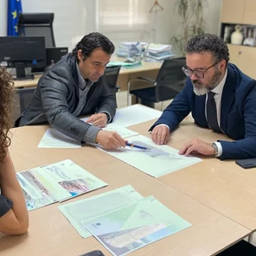El alcalde de Torrevieja, Eduardo Dolón, junto con la concejal de Turismo, Rosario Martínez, y el director general de Turismo de la Generalitat Valenciana, Israel Martínez, reunidos en el Ayuntamiento de Torrevieja para abordar estrategias de promoción turística, sostenibilidad y participación en FITUR.