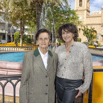 Rosario Carmona Muñoz junto a su madre en la Plaza de la Constitución de Torrevieja, tras ser galardonada con el Premio Mujer 2025