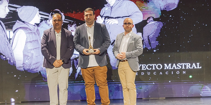 Rubén Torregrosa y Adrián Rodríguez, de Proyecto Mastral, reciben el premio en la categoría de educación en los VII Premios Radio Orihuela, destacando su labor en divulgación meteorológica en colegios.