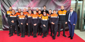 Grupo de voluntarios de Protección Civil de Torrevieja junto a autoridades, incluyendo al concejal de Seguridad y Emergencias, Federico Alarcón, en el acto del 1 de marzo, donde recibieron la Cruz al Mérito con Distintivo Rojo por su labor en la DANA