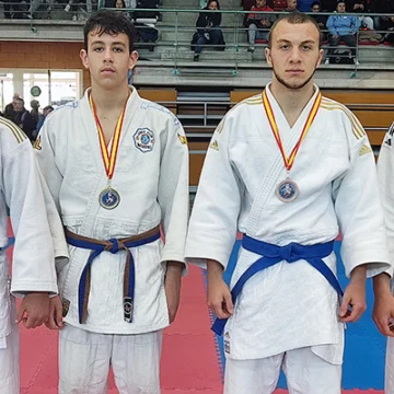 Judokas cadetes del Judo Club Nozomi con sus medallas en la Copa de Jávea 2025