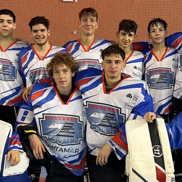 va3403-HALCONES Equipo de Halcones Torrevieja tras su victoria en Oropesa en la Liga Valenciana de hockey línea