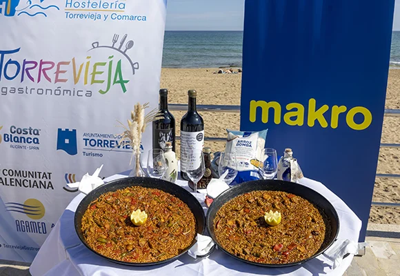 Dos paellas preparadas para la presentación de la 12ª edición de “Arroces de Torrevieja”, con ingredientes de proximidad y el apoyo de Makro y la Asociación de Empresas de Hostelería de Torrevieja y Comarca (AEHTC)