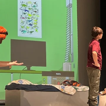 va3403-jurassic-game Escena de la obra infantil ‘Jurassic Game: el musical con dinosaurios y princesas’ en el Teatro Municipal de Torrevieja, donde un niño y su padre intentan rescatar a su triceratops bebé en un mundo virtual