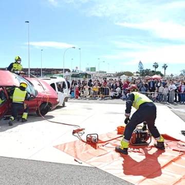 Bomberos de Torrevieja realizando un simulacro de rescate durante la jornada de puertas abiertas en conmemoración a San Juan de Dios