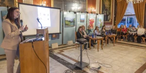Momento de la exposición de la charla sobre cómo acompañar en el duelo perinatal en el Casino de Torrevieja