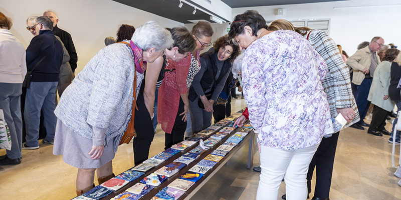 Detalle de las piezas de cerámica con temáticas locales, exhibidas en la exposición del Centro Cultural Virgen del Carmen