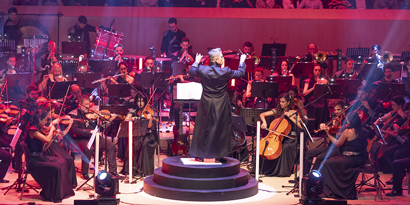 El director Constantino Martínez Orts liderando la Film Symphony Orchestra en el Auditorio Internacional de Torrevieja durante el concierto ‘Tarab’