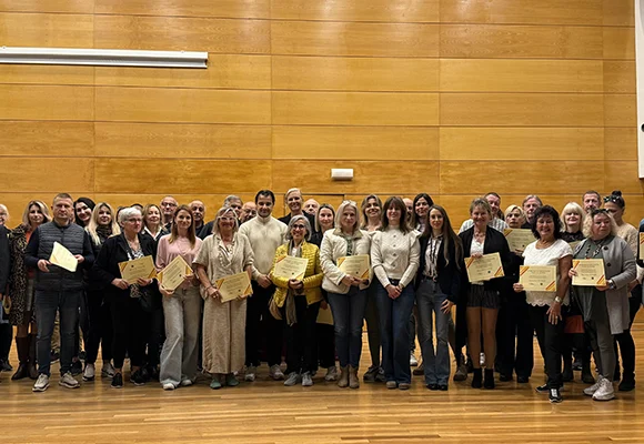 va3405-FINALIZAN LOS CURSOS DE ESPAÑOL PARA EXTRANJEROS PARA ADQUIRIR LA COMPETENCIA LINGÜÍSTICA 1 Alumnos de los cursos de español para extranjeros recibiendo diplomas en el Palacio de la Música de Torrevieja